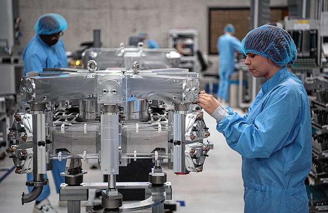 Eine Mitarbeiterin des Maschinenbauers Trumpf montiert in Ditzingen (Baden-Württemberg) in einem Reinraum einen CO2-Laserresonator.