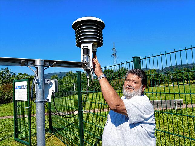 Unser Wettermann Helmut Kohler prüft seine Wetterstation in Bad Säckingen.