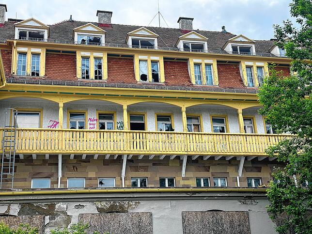 Die imposante Fassade verliert ihren Charme.