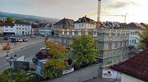 Ungewohnte Ausblicke: Seit das Dach des „Adler“ abgetragen ist, blickt man vom Sitzungssaal des Rathauses aus direkt auf die Häuser der ...