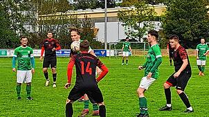 Der FC Bräunlingen (grüne Trikots) musste auf eigenem Platz eine 0:6-Klatsche gegen den FC Löffingen einstecken.