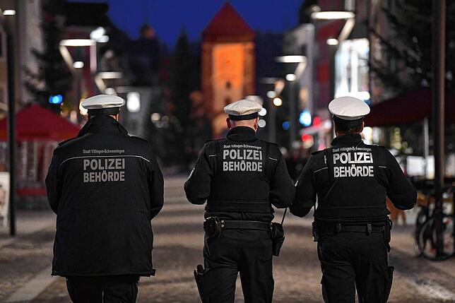 Die Männer des städtischen Ordnungsdienstes sollen verstärkt auf eine gemäßigte Fahrweise von Radfahrern in der Fußgängerzone achten, ...