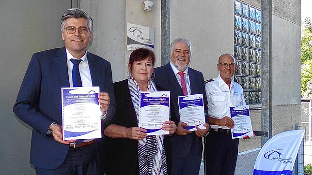 Der Waldshuter Landrat Martin Kistler, die Sozialdezernentin des Landkreises Lörrach, Elke Zimmermann-Fiscella, der Leitende ...