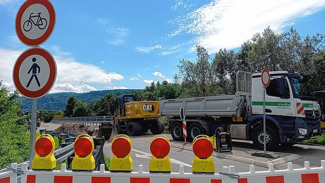 Baufahrzeuge auf der Brücke über die A98. Auch für Fußgänger und Radfahrer ist das Bauwerk während der Bauarbeiten voll gesperrt.