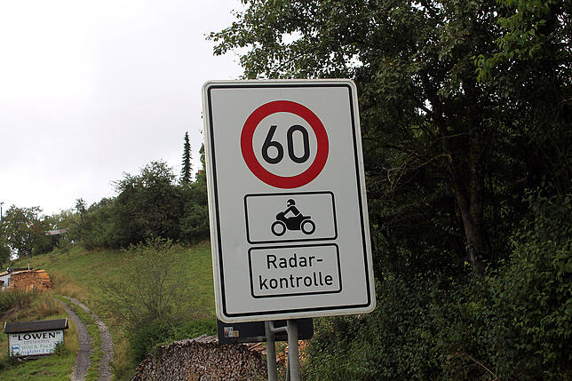 Am Randenauf- und Randenabstieg der B 314 (Bild) weisen Schilder mehrfach die Motorradfahrer auf das für sie geltende Tempolimit von 60 ...