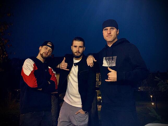 Das Rap-Duo Philipp Lemanski (links) und Danny Fechtig (rechts) machen weiter mit Rap-Songs und werden durch Sänger Heiko Faller (Mitte) ...
