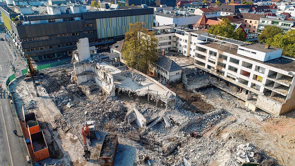 Am Anfang bedeutete Fortschritt vor allem Rückbau. Etliche Gebäude mussten abgetragen werden. Erkennbar ist der aufwändige Abriss des so ...