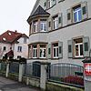 Zwischen den beiden Gebäuden in der Feuerwehrstraße mit der Nummer 8 (hinten) und der Nummer 6 (vorne) plant die Caritas einen neuen ...