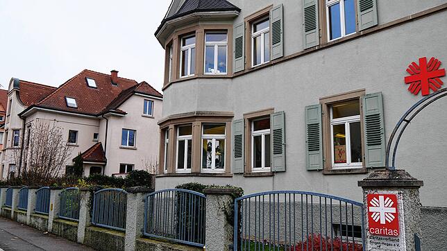 Zwischen den beiden Gebäuden in der Feuerwehrstraße mit der Nummer 8 (hinten) und der Nummer 6 (vorne) plant die Caritas einen neuen ...