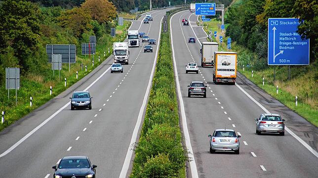 Die Autobahn A98 auf Höhe der Abfahrt Stockach-West. Wer am Montag, 15. September, in den Abend- und Nachtstunden in Richtung ...