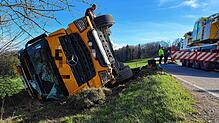 Ein Lastwagen ist am Montagnachmittag auf der Straße zwischen Owingen und Taisersdorf umgekippt.