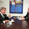 Wolfgang Grupp im Gespräch mit SÜDKURIER-Wirtschaftschef Walther Rosenberger im Rathaus Hilzingen. Bild: Tesche