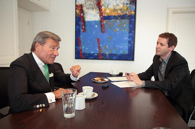 Wolfgang Grupp im Gespräch mit SÜDKURIER-Wirtschaftschef Walther Rosenberger im Rathaus Hilzingen. Bild: Tesche