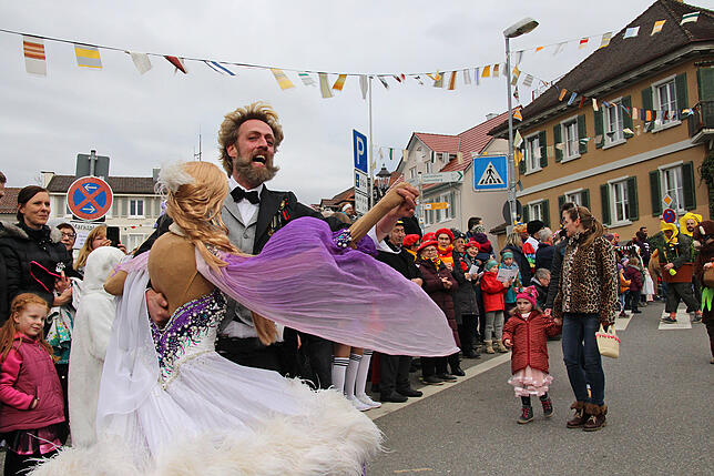 Richard Gratwohl schwingt mit seiner rassigen Tanzpartnerin virtuos das Tanzbein.