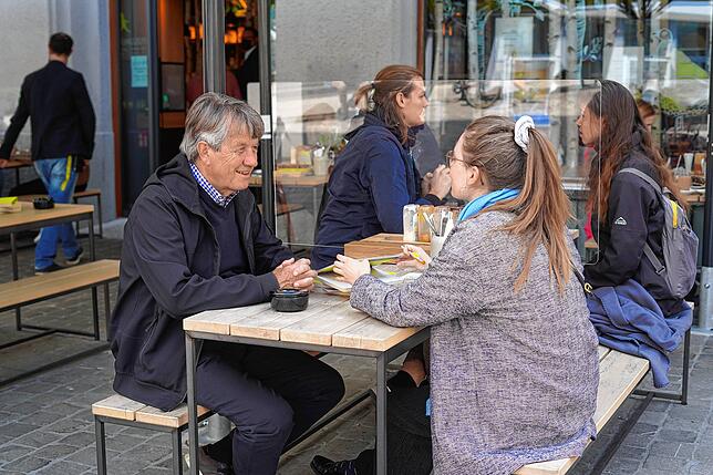 Sonja Dudler genießt mit ihrem Vater Hans-Peter Dudler die Mittagspause auf der Terrasse eines Wirtshauses im Stadtkern von St. Gallen.