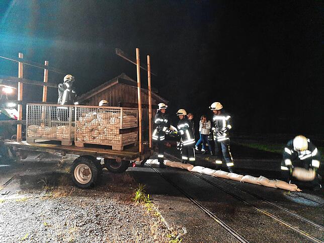 Die Aach trat in Nenzingen über die Ufer und die Feuerwehr war im Einsatz.