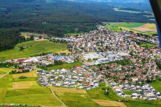 Aus dem Flugzeug sieht man das Neubaugebiet Mittlishardt und die Industrie.
