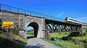 Im Zuge der Elektrifizierung werden an der der Hochrheinbahn nicht nur Strommasten und -leitungen errichtet, sondern auch alle ...