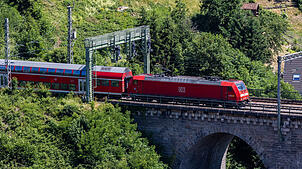 Hier beginnt das Funkloch: Ein Regionalexpress auf der Schwarzwaldbahn bei Hornberg.
