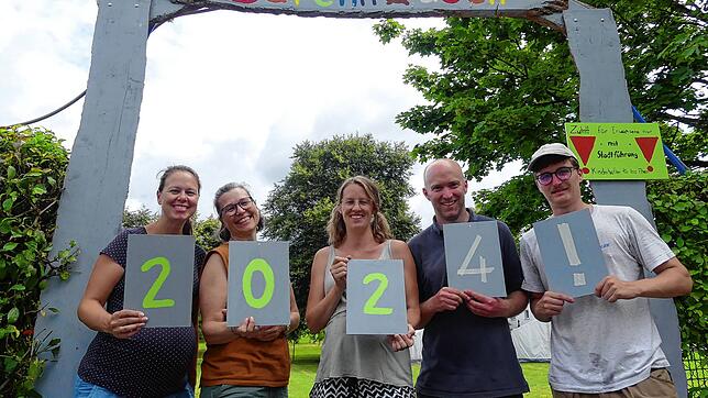 Das Organisationsteam heißt zur Ferienspielstadt willkommen (von links): Melanie Hohmann, Jutta Kienle, Tamara Jauch, Bernd Bühler und ...
