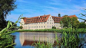 Die Gemeinde Wald zählt rund 2700 Einwohner. Das Kloster mit dem Klosterweiher ist einer der markanten Punkte in Wald.