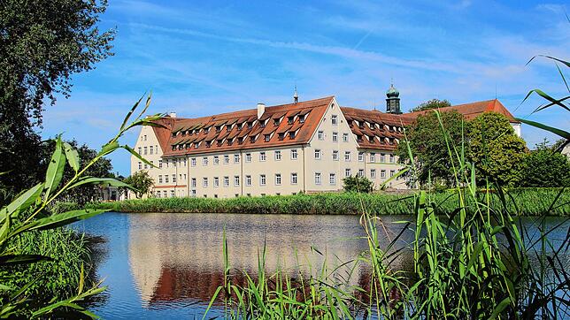 Die Gemeinde Wald zählt rund 2700 Einwohner. Das Kloster mit dem Klosterweiher ist einer der markanten Punkte in Wald.