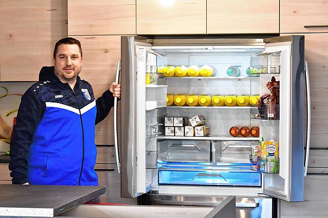 Prunkstück im Clubheim: Vorsitzender Markus Metzger präsentiert stolz die neue Küche, die sich die SpVgg Brennet-Öflingen angeschafft hat.