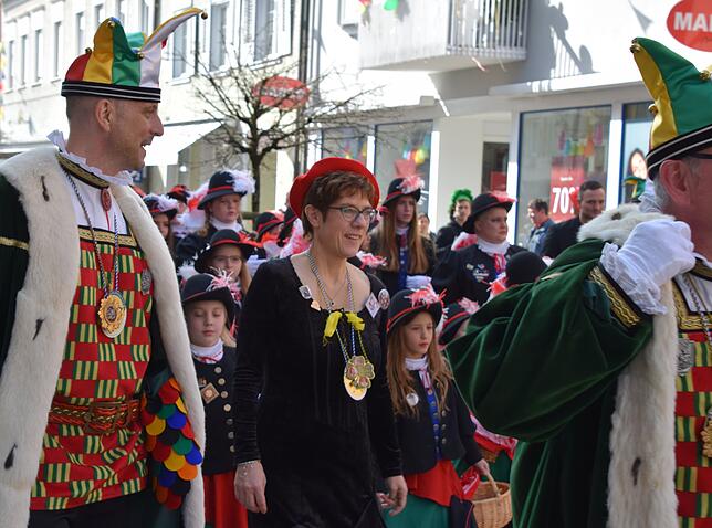 Bild 19: Bilder von AKK bei der Brauchtumsvorführung und gemeinsam mit Bürgern, die Geschenke hatten
