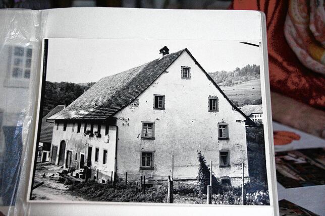 Im Wohnbereich wurde der erste Hühnerstall eingerichtet, nachdem das neue Wohnhaus an anderer Stelle aufgebaut worden war.