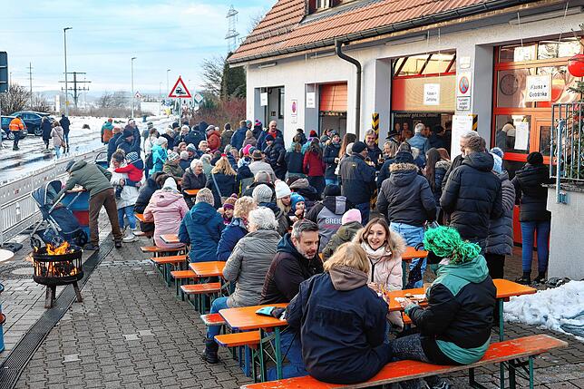 Bild 12: In Marbach fliegen die Weihnachtsbäume durch die Luft