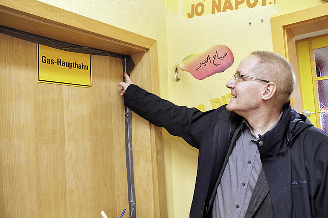In den Keller geht niemand freiwillig. Seit vier Jahren ist er wegen Schimmel gesperrt. Pfarrer Klaus Gölz zeigt die abgeklebten ...