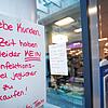 Ein Zettel am Eingang eines Drogeriemarkts in Hamburg. Desinfektionsmittel werden auch in der Region teils knapp.
