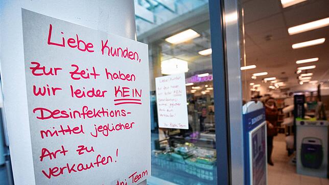 Ein Zettel am Eingang eines Drogeriemarkts in Hamburg. Desinfektionsmittel werden auch in der Region teils knapp.