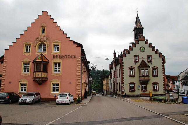 Im Aussehen noch gleich stehen das Stühlinger Rathaus (rechts) und das Gasthaus &bdquo;Rebstock&ldquo; (links) da. Beide Gebäude ...