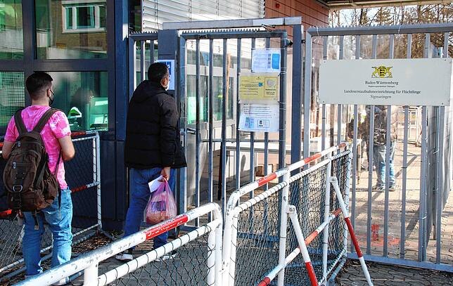 In der Landeserstaufnahmeeinrichtung Sigmaringen sind derzeit 1455 Flüchtlinge untergebracht, darunter aktuell 865 Menschen aus der ...