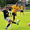 Zu den Topfavoriten in dieser Saison wird der FC Öhningen-Gaienhofen (rechts Felix Wäschle im Duell mit dem Hilzinger Yanick Becker) ...