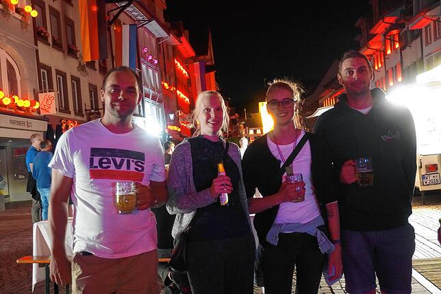 Die Besucher genießen die Romantische Sommernacht in der Kaiserstraße.