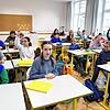 Die zwölfjährige Ksenia (vorne, Mitte) kam vor wenigen Wochen aus der ukrainischen Stadt Charkiw nach Konstanz und besucht nun das ...