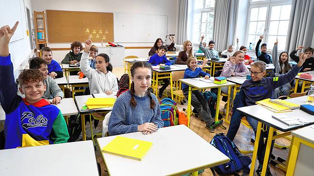 Die zwölfjährige Ksenia (vorne, Mitte) kam vor wenigen Wochen aus der ukrainischen Stadt Charkiw nach Konstanz und besucht nun das ...