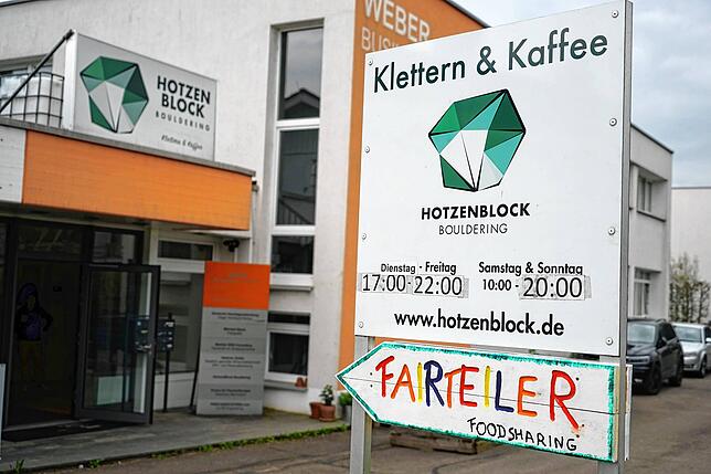 Ehrenamtliche von Foodsharing Waldshut haben die bunten Wegweiser entworfen, die Interessieren zeigen, wo der neue Fairteiler zu finden ist.