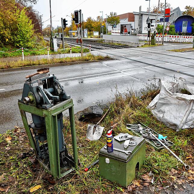 Die Halbschranke auf der Wollmatinger Seite des Bahnübergangs muss ersetzt werden.