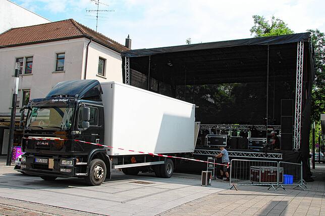Die Sparkassen-Bühne in der August-Ruf-Straße steht schon, zeigt ein Blick in die Innenstadt am 27. Juni um 11:00 Uhr.