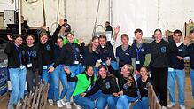 Das Fest der guten Laune beginnt. Unser Foto zeigt die jungen Helfer von der Landjugend.