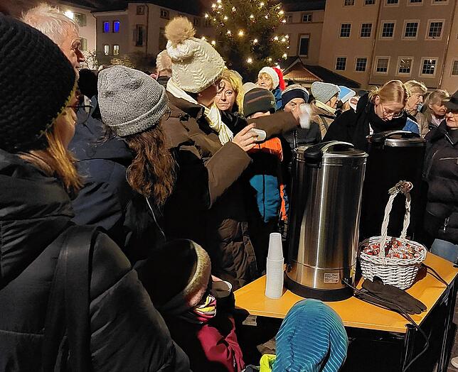 Dichtes Gedränge gibt es beim Glühwein- und Punschstand.