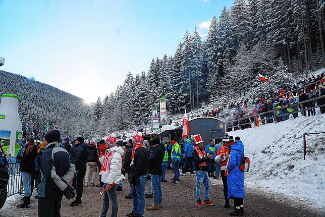 Der Weltcup auf der Hochfirstschanze in Titisee-Neustadt ist immer ein Fest für die Zuschauer. 15.000 bis 20.000 Zuschauer passen ins ...