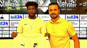 Wechsel in die Landesliga: Buba Ceesay (links, mit Sportchef Luigi Squillace) hat den Bezirksligisten TuS Stetten verlassen und spielt ...