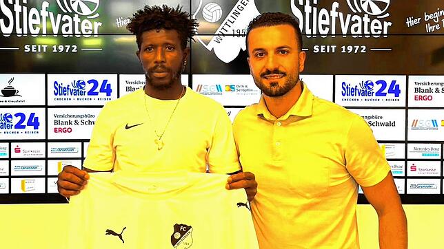 Wechsel in die Landesliga: Buba Ceesay (links, mit Sportchef Luigi Squillace) hat den Bezirksligisten TuS Stetten verlassen und spielt ...