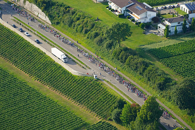 Aus Richtung Immenstaad laufen die Menschen auf der Fahrbahn der Bundesstraße – normalerweise undenkbar.