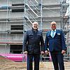 Freuen sich über den Fortschritt: Bürgermeister Rainer Stolz (links) und Michael Hanke, der Geschäftsführer des Krankenhauses Stockach, ...