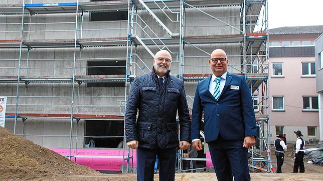 Freuen sich über den Fortschritt: Bürgermeister Rainer Stolz (links) und Michael Hanke, der Geschäftsführer des Krankenhauses Stockach, ...